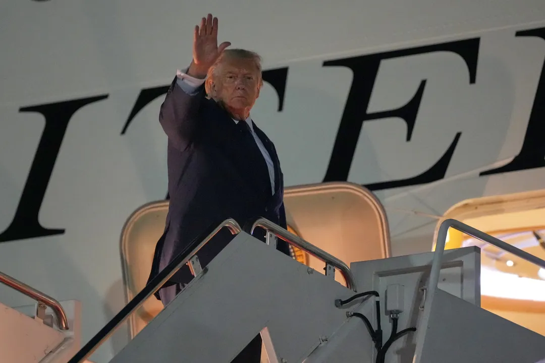 Trump va camino a cumbre de la OTAN, entre reportes de que reintegrará a Türkiye al programa de F-35