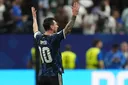 ¿Por qué Argentina no usó su camiseta clásica y optó por la azul oscuro para enfrentar a Inglaterra?