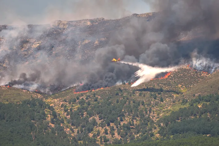 200,000+ flee as wildfires spin out of control in France, Spain