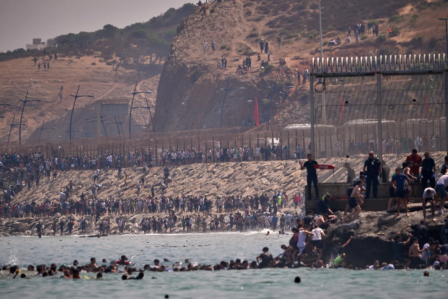 Des milliers de personnes tentent de rejoindre l'enclave espagnole de Ceuta depuis le Maroc
