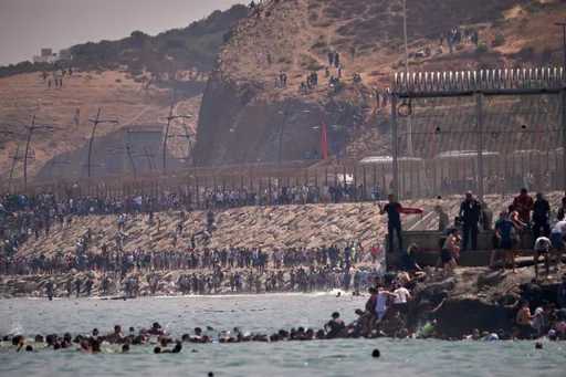 Des milliers de personnes tentent de rejoindre l'enclave espagnole de Ceuta depuis le Maroc