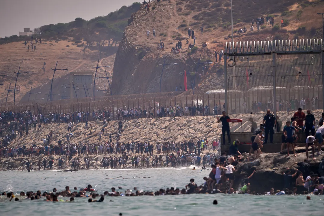 Des milliers de personnes tentent de rejoindre l'enclave espagnole de Ceuta depuis le Maroc