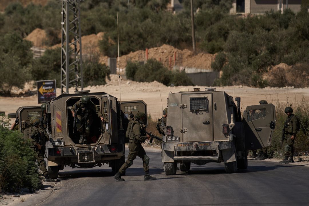 الاحتلال الإسرائيلي يعتقل فلسطينيين ويصيب آخرين في الضفة الغربية.. ومستوطنون يقتحمون غربي نابلس