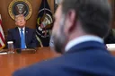 ترامپ «ۋال كوچىسى گېزىتى» نىڭ خەۋىرىنى رەت قىلدى