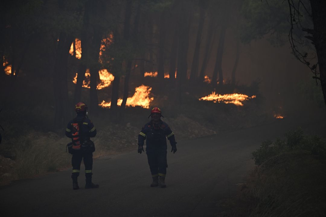 Zjarret detyrojnë evakuime në Greqi  flakët përhapen pranë Athinës