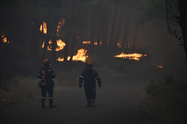 Požari prisilili na evakuacije u Grčkoj, vatrena stihija zahvatila područja blizu Atine