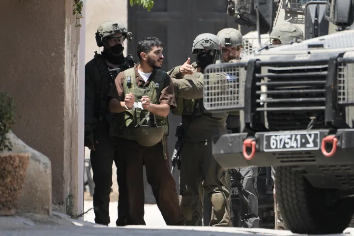 La police israélienne perquisitionne une cérémonie de remise de diplômes à Jérusalem-Est occupée