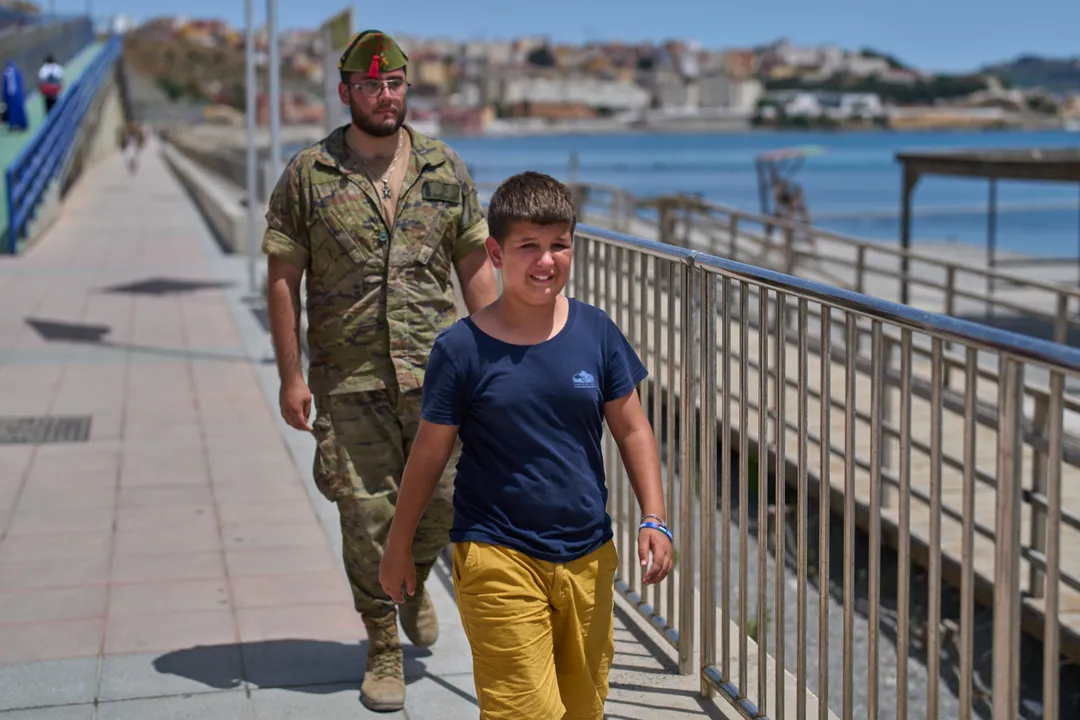 España reporta más de 1.300 menores no acompañados en Ceuta, mientras persiste tensión con Italia
