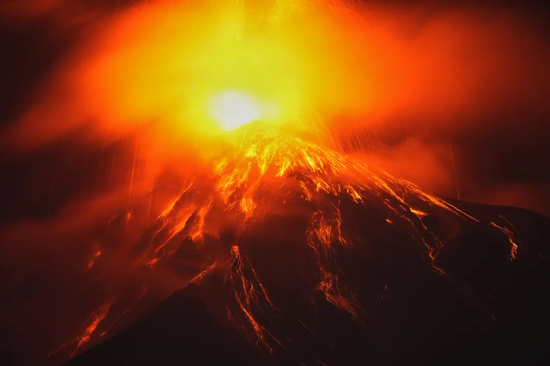 Volcán de Fuego en Guatemala sigue bajo alerta máxima por erupción potente: hay casi 2.000 evacuados