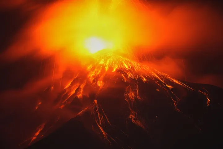 Volcán de Fuego en Guatemala sigue bajo alerta máxima por erupción potente: hay casi 2.000 evacuados