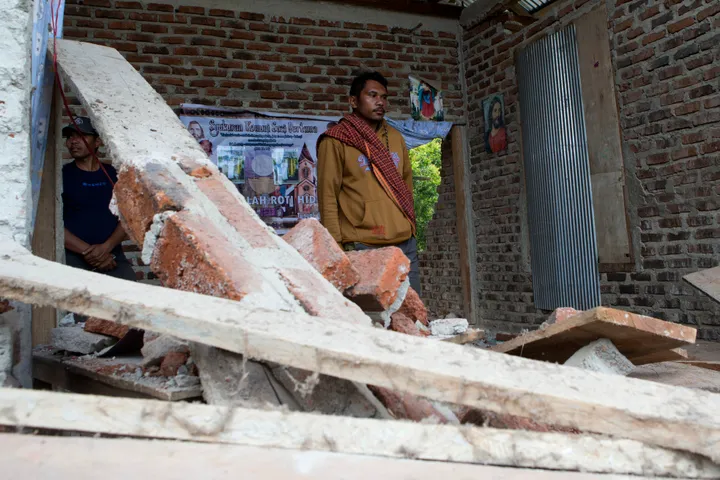Strong magnitude 5.9 aftershock strikes Indonesia's Flores days after powerful earthquake