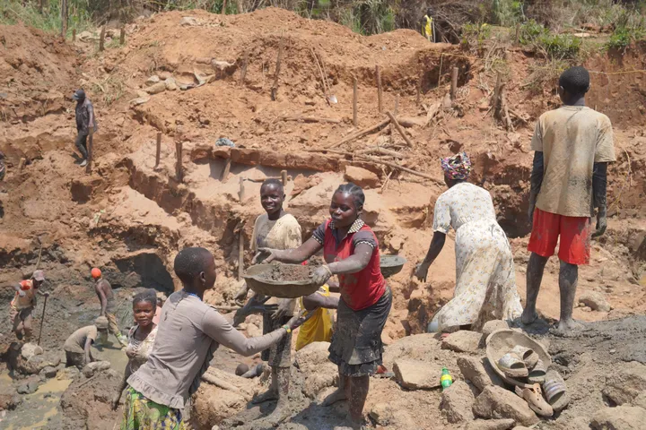 Investigation don start for Nigeria as 40 miners die for NSCDC detention