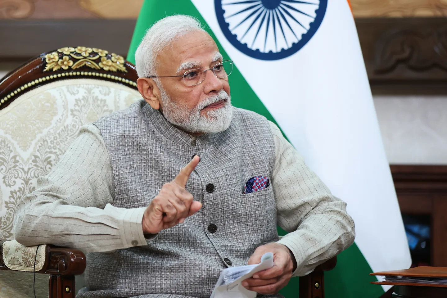 PM मोदी ने देश से विदेश यात्रा, विदेशी शादी और गैर-जरूरी सोना खरीदने से बचने को कहा