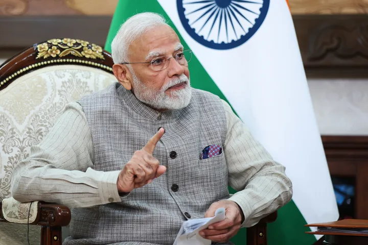 PM मोदी ने देश से विदेश यात्रा, विदेशी शादी और गैर-जरूरी सोना खरीदने से बचने को कहा