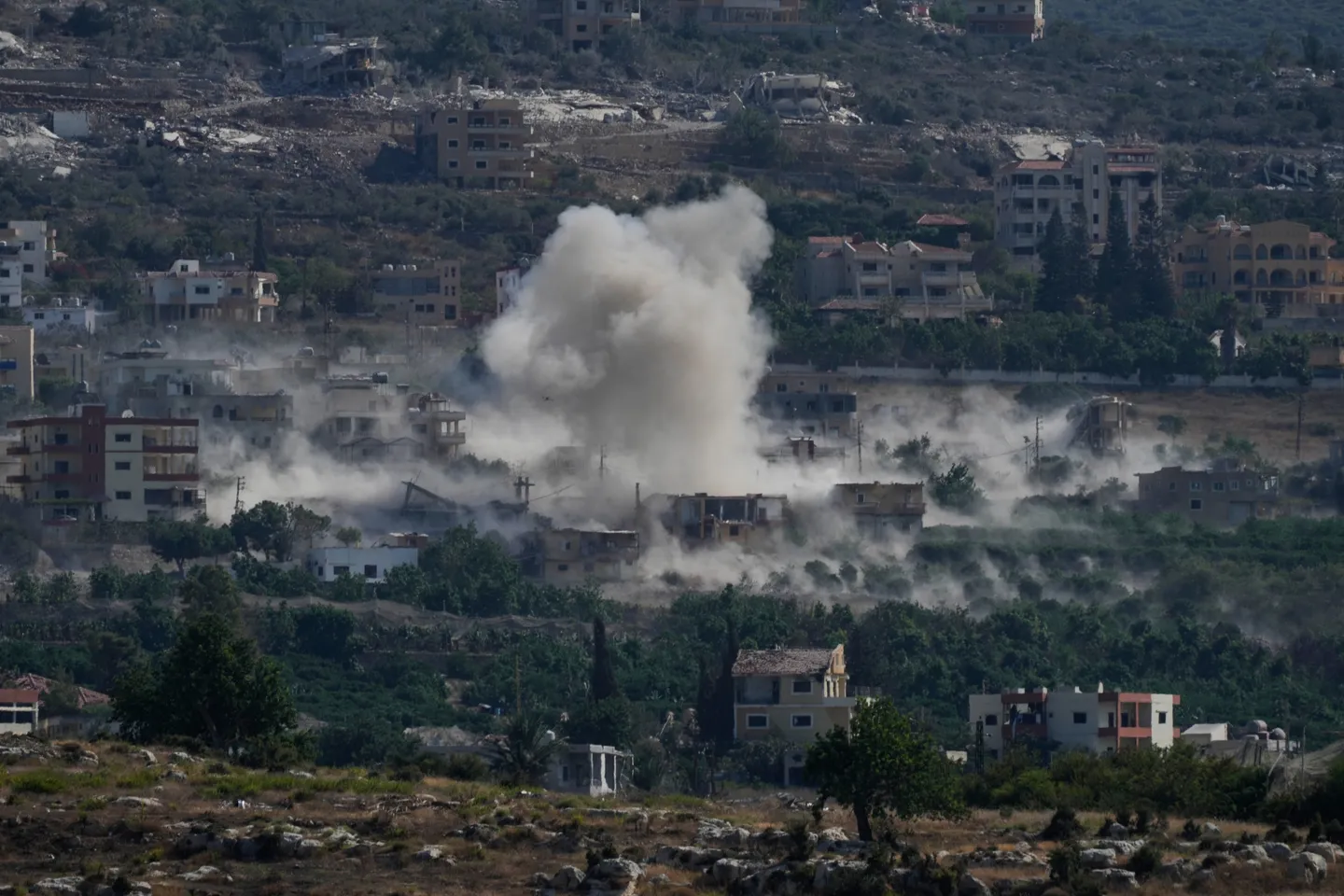 L'armée israélienne bombarde le sud du Liban et mène des incursions avec chars et bulldozers