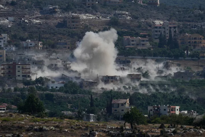 L'armée israélienne bombarde le sud du Liban et mène des incursions avec chars et bulldozers