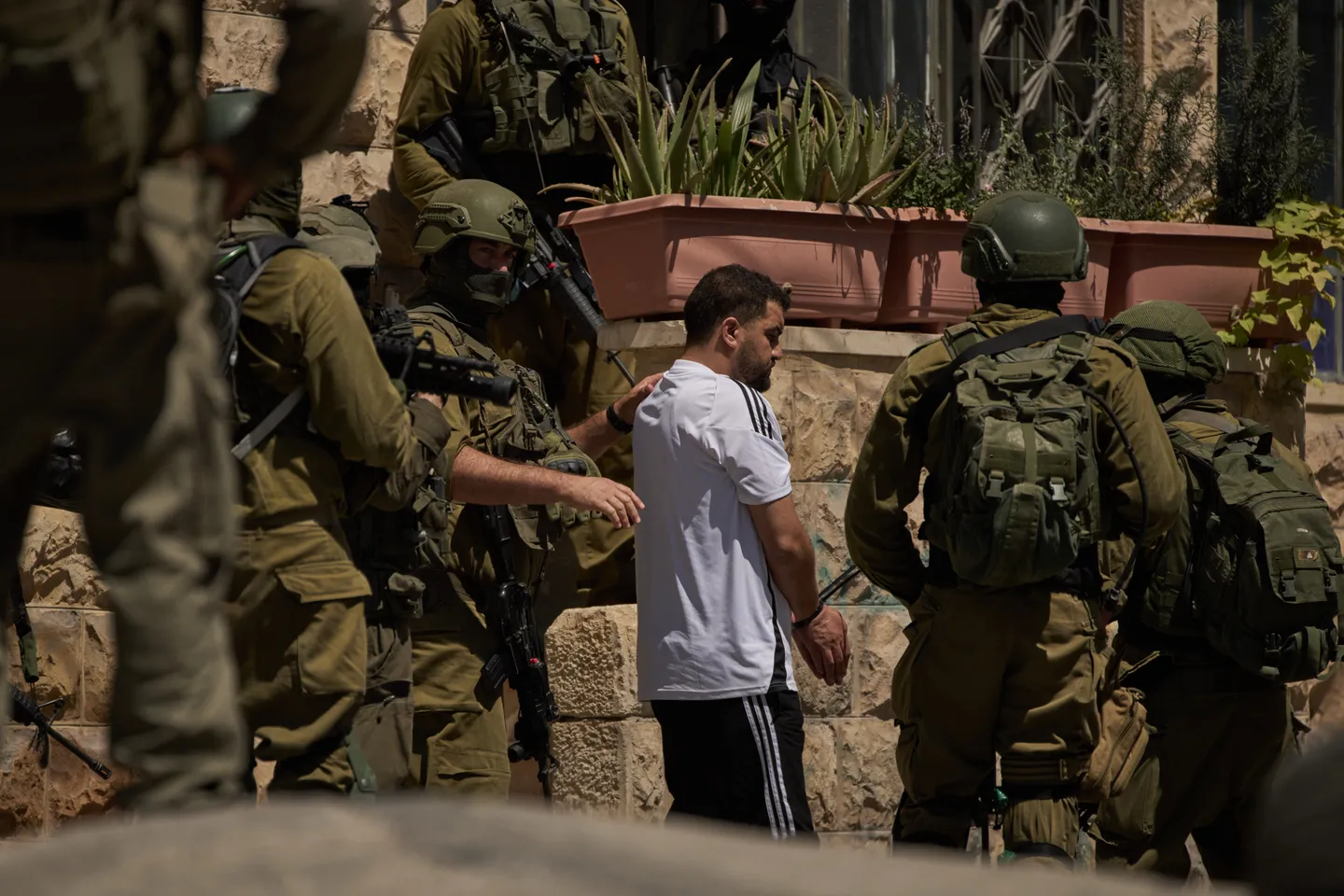 La violencia israelí deja más de 150 palestinos detenidos en redadas en Cisjordania ocupada