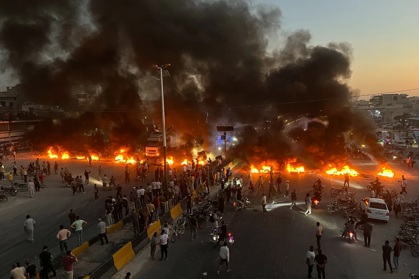 سۈرىيەنىڭ ھەرقايسى ئۆلكىلىرىدە يېقىلغۇ باھاسىنىڭ ئۆستۈرۈلۈشىگە نارازىلىق بىلدۈرۈلدى