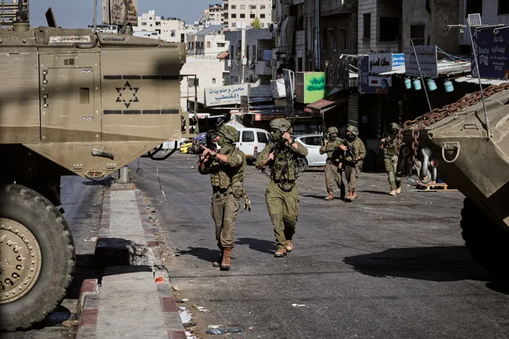Forcat izraelite arrestojnë një gazetar dhe plagosin dy palestinezë në Bregun Perëndimor