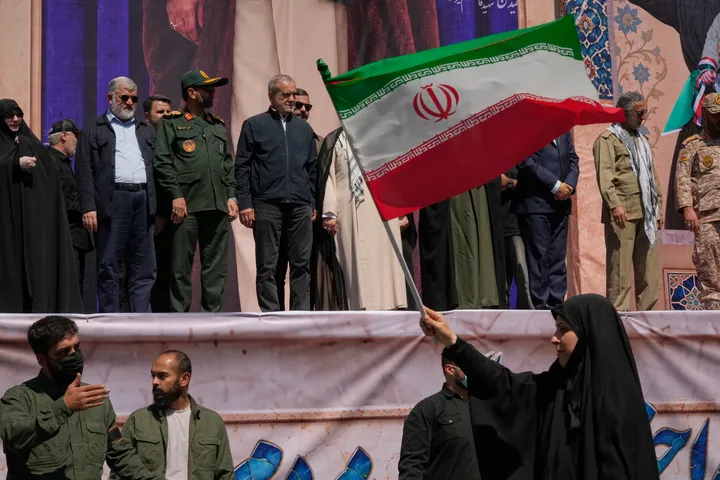 Hundreds of thousands of Iranians gather for biggest pro-government rally since war began
