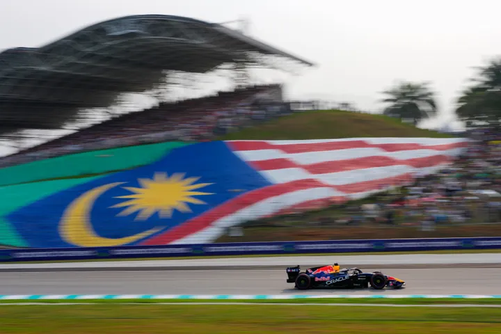 Hujan lebat tidak luntur semangat lebih 100,000 peminat tonton F1 di Sepang
