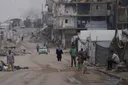وسط ارتفاع حصيلة الإبادة.. استشهاد فلسطينيين وإصابة طفلة بقصف إسرائيلي وإطلاق نار في غزة