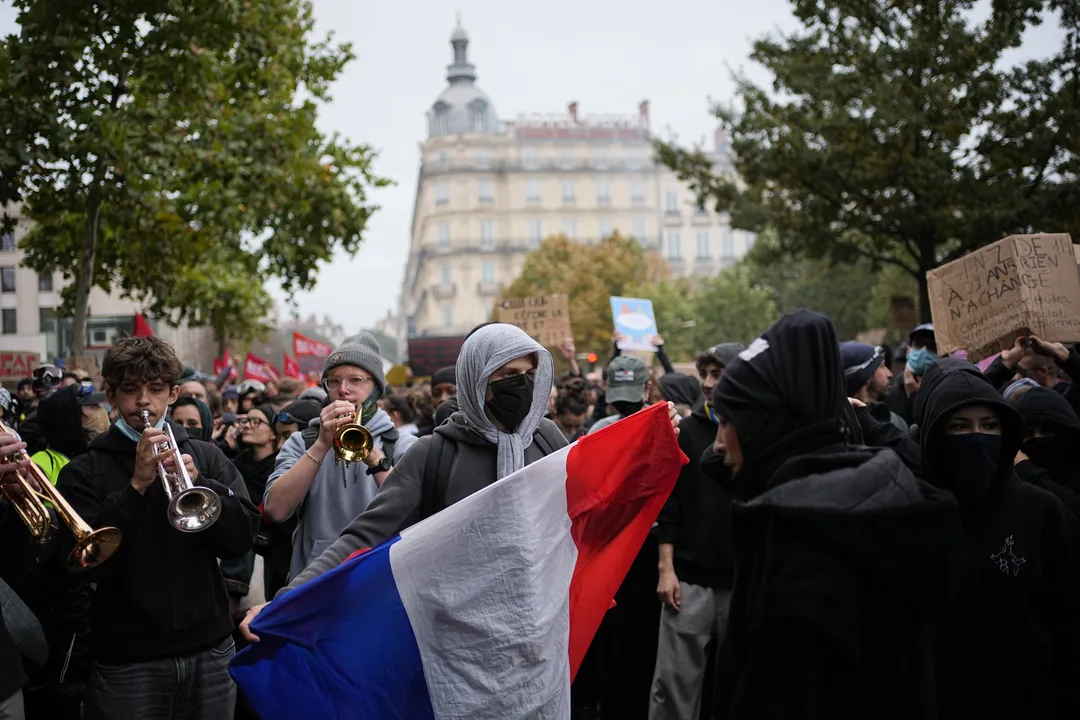 EU verdedigt protestrecht en maant platforms tot actie bij Franse onrust