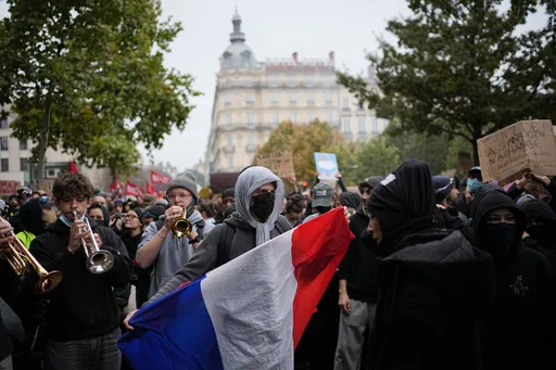 EU verdedigt protestrecht en maant platforms tot actie bij Franse onrust