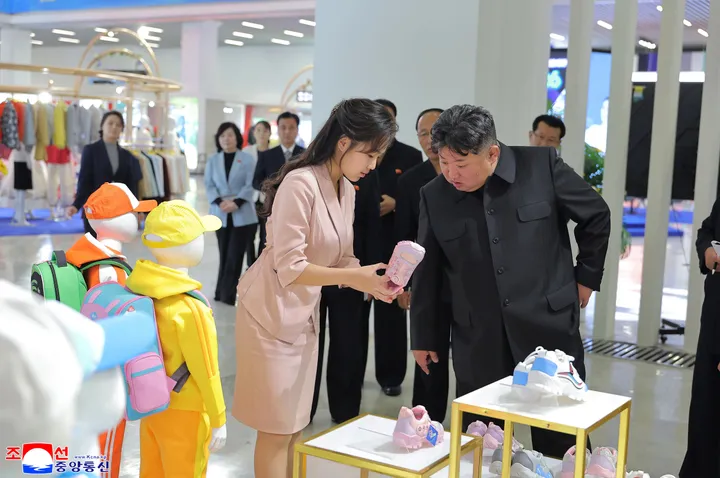 북한 관영 매체, 사망설 속 김정은 사진 공개