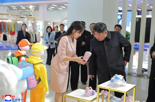 북한 관영 매체, 사망설 속 김정은 사진 공개