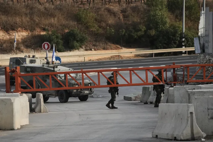 كاتس يقرّ بتهجير ألفي فلسطيني من الخليل.. وإصابة 13 في اعتداءات إسرائيلية بالضفة الغربية المحتلة