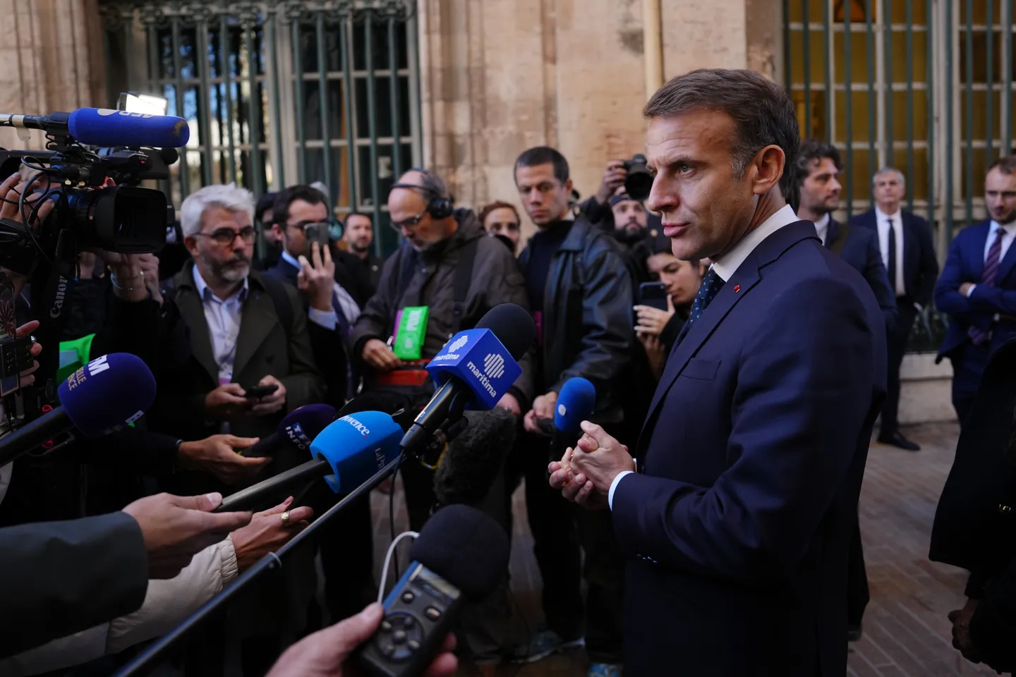 Макрон: Владата ќе објави силни мерки за смирување на протестите, следниот викенд сè уште е ризичен