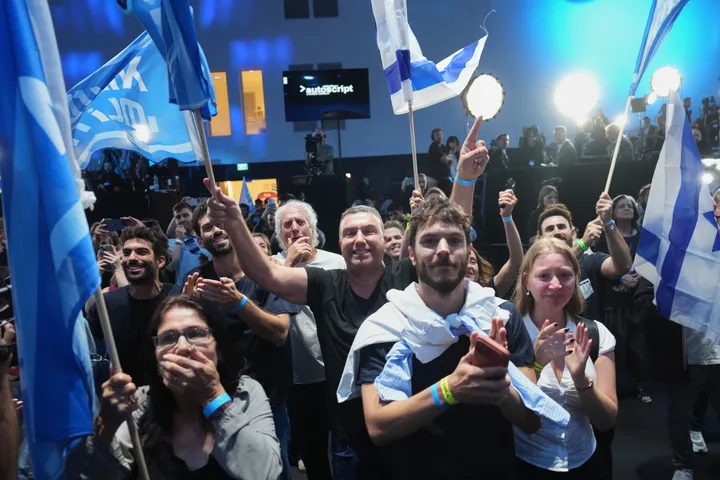 המדגמים מצביעים על יתרון לגוש השינוי: נתניהו נערך לשיחה עם ראשי הגוש