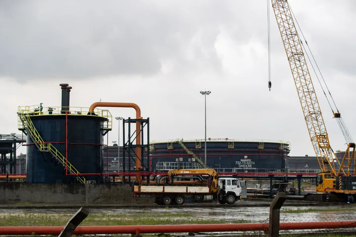 31 companies wey win oil blocks fit pay reach N353bn as signature bonus to Nigeria
