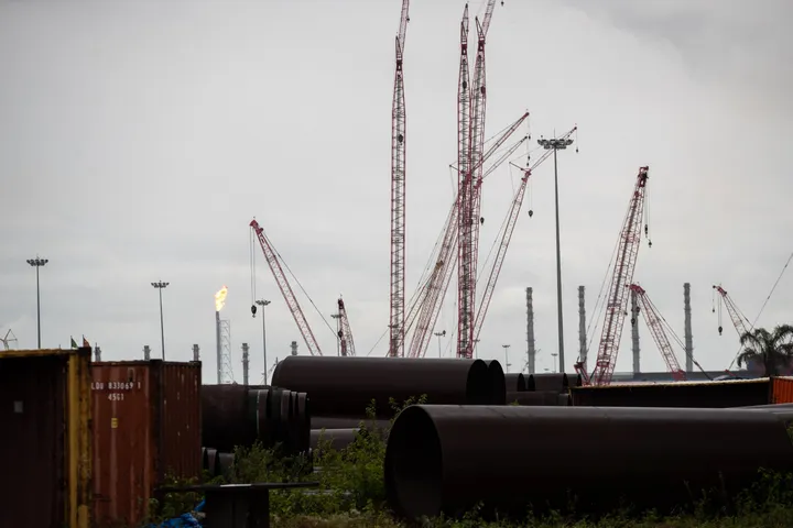 143 companies dey fight for 50 oil and gas blocks for Nigeria