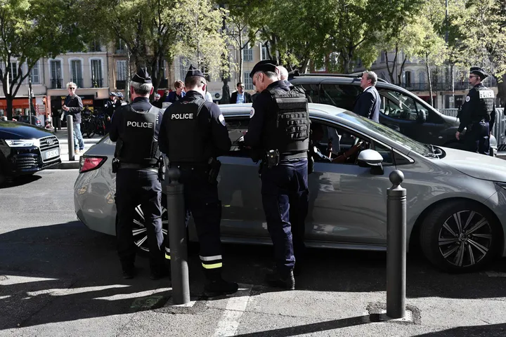 France: deux policiers en garde à vue après une agression filmée