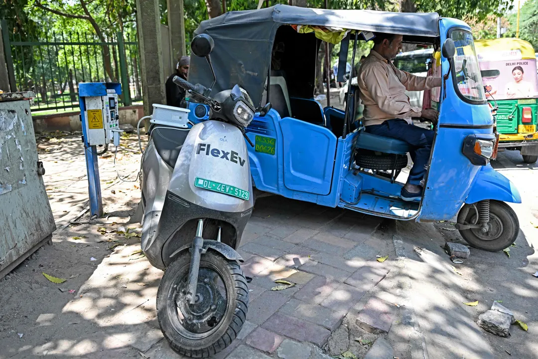 दिल्ली में नई EV नीति 2026 को मंजूरी, इलेक्ट्रिक वाहनों पर मिलेगी टैक्स छूट