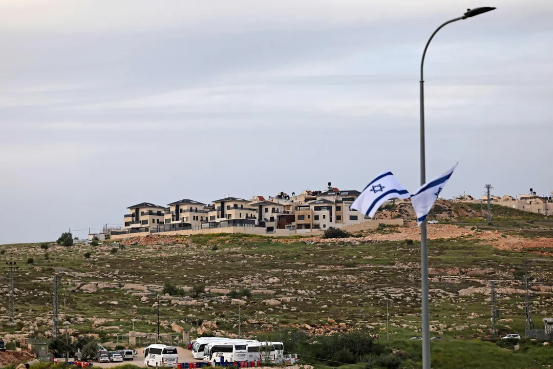 Colonos israelíes destruyen la única fuente de agua de Umm Safa en la Cisjordania ocupada