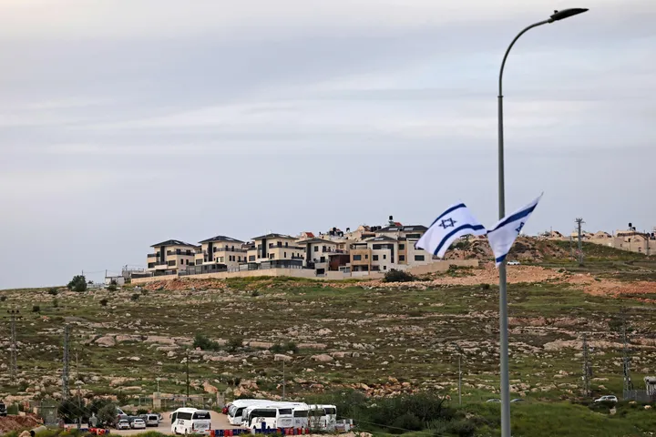 Colonos israelíes destruyen la única fuente de agua de Umm Safa en la Cisjordania ocupada