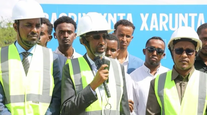 Wasiirka Waxbarashada oo Amray in La Banneeyo Dhulka Jaamacadda Ummadda si Dib-u-dhis Loogu Sameeyo