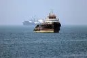 伊朗称一艘试图非法通过霍尔木兹海峡的超级油轮触雷起火