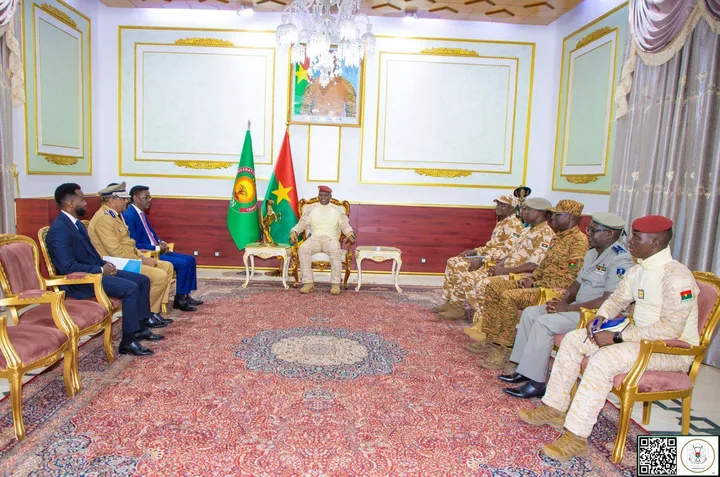 Madaxweynaha Burkina Faso oo qaabilay Wasiirka Amniga Gudaha Soomaaliya