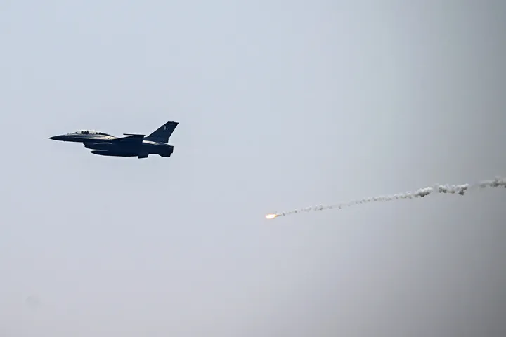 Двајца воени пилоти на Пакистан загинаа при уривање на авион за обука