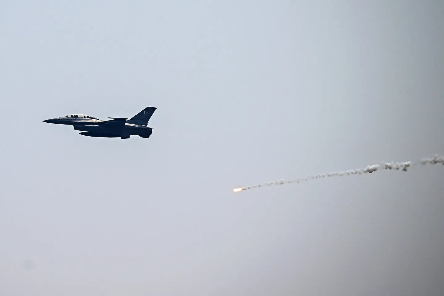 Двајца воени пилоти на Пакистан загинаа при уривање на авион за обука