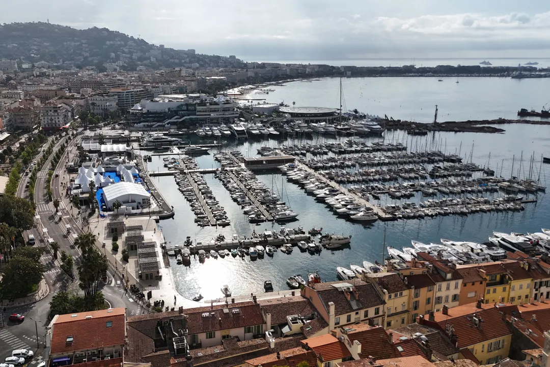 11 persone sono rimaste ferite e 1 persona è scomparsa a seguito della collisione tra una barca e un gommone nella città di Cannes, in Francia.