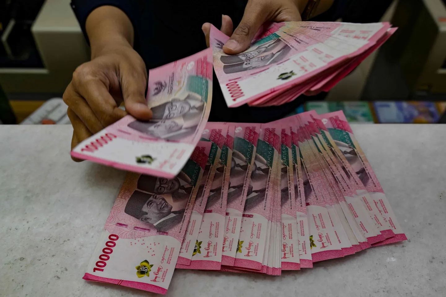 Sektor perbankan siap hadapi potensi kenaikan suku bunga di tengah tekanan Rupiah