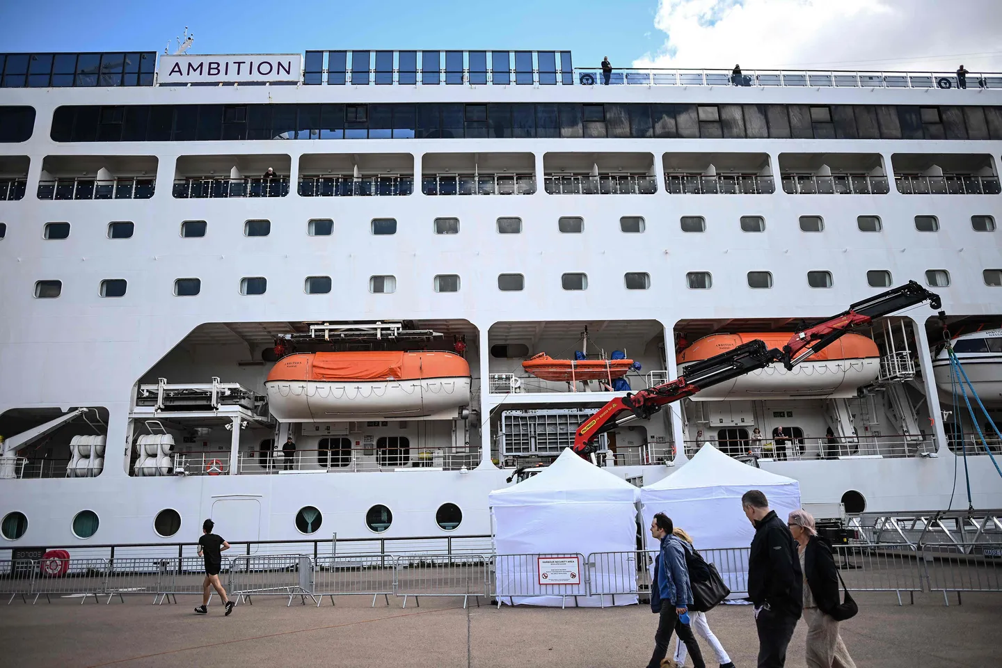 Plus de 1.700 personnes confinées dans un bateau de croisière à Bordeaux