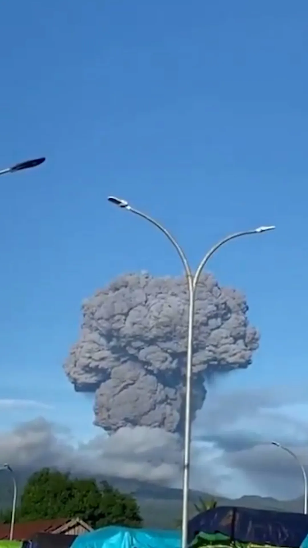 Lagi, gunung api Dukono di pulau Halmahera erupsi besar