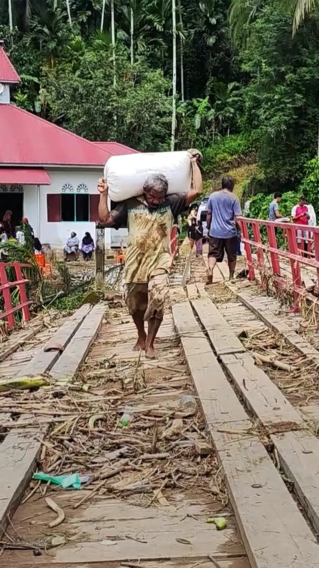 Kerusakan parah di Tanah Datar, Sumatera Barat usai banjir bandang melanda