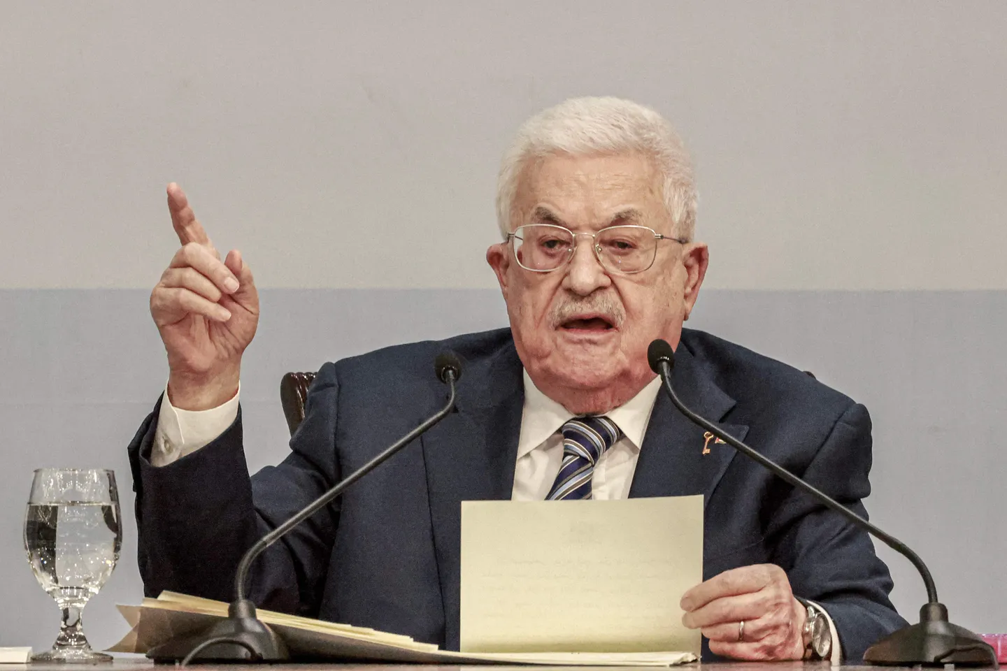 הנשיא עבאס קורא לכנסיות ירושלים לדחות את מס הארנונה של הכיבוש ומזהיר מפני פגיעה בנוכחות הנוצרית